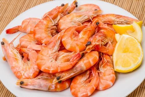白灼虾|白灼虾,冷水还是热水煮?老渔民教你多做1步,大虾鲜甜无腥味