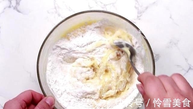 土豆饼|极简版土豆饼做法，面粉土豆加个蛋，煎一煎就出锅