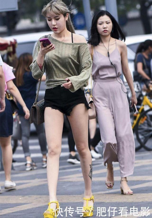 斜肩长袖T搭配黑色牛仔短裤，青春减龄，活力四射