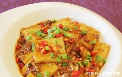 做红烧豆腐,有人先煎有人先煮,两种做法都不对!难怪不鲜不入味