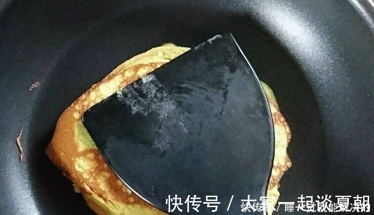 烙了个快手千层饼，细节发朋友圈后火了，网友：好方法！第一次见