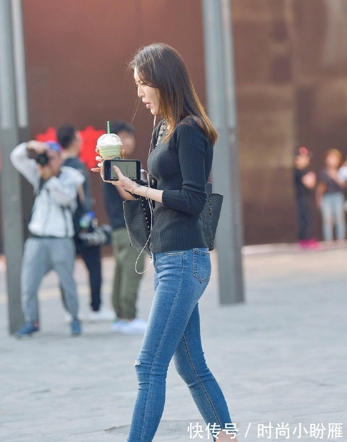 紧身牛仔裤|今夏流行的紧身牛仔裤，简单风格的穿搭，穿起来好看又尽显女人味