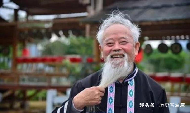 养母!中国长寿之王龚来发终身未娶活到133岁,只有一个爱好却不太好