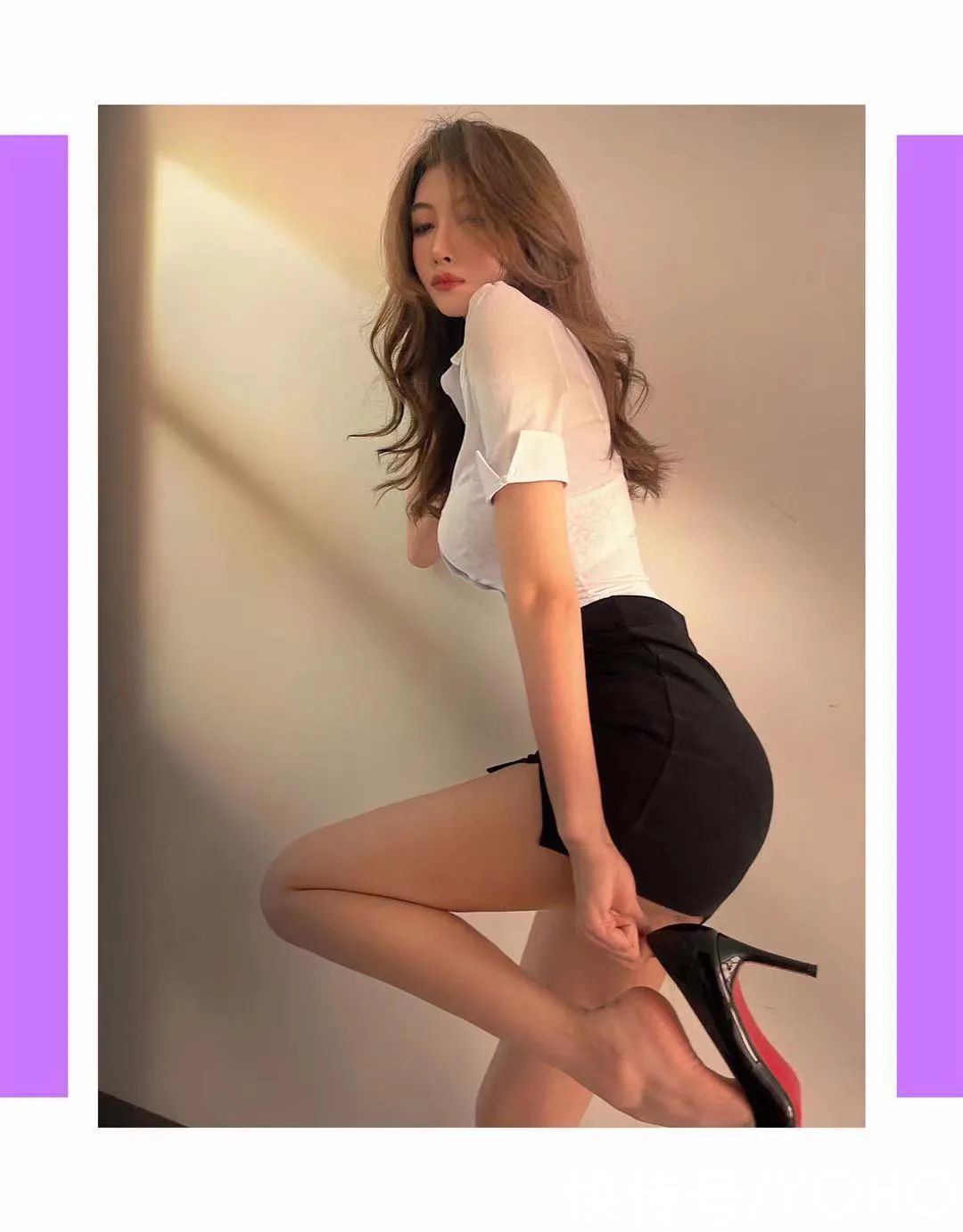 球鞋|短裙配球鞋和丝袜搭高跟哪个更顶？性感辣妹一次性满足你两个愿望