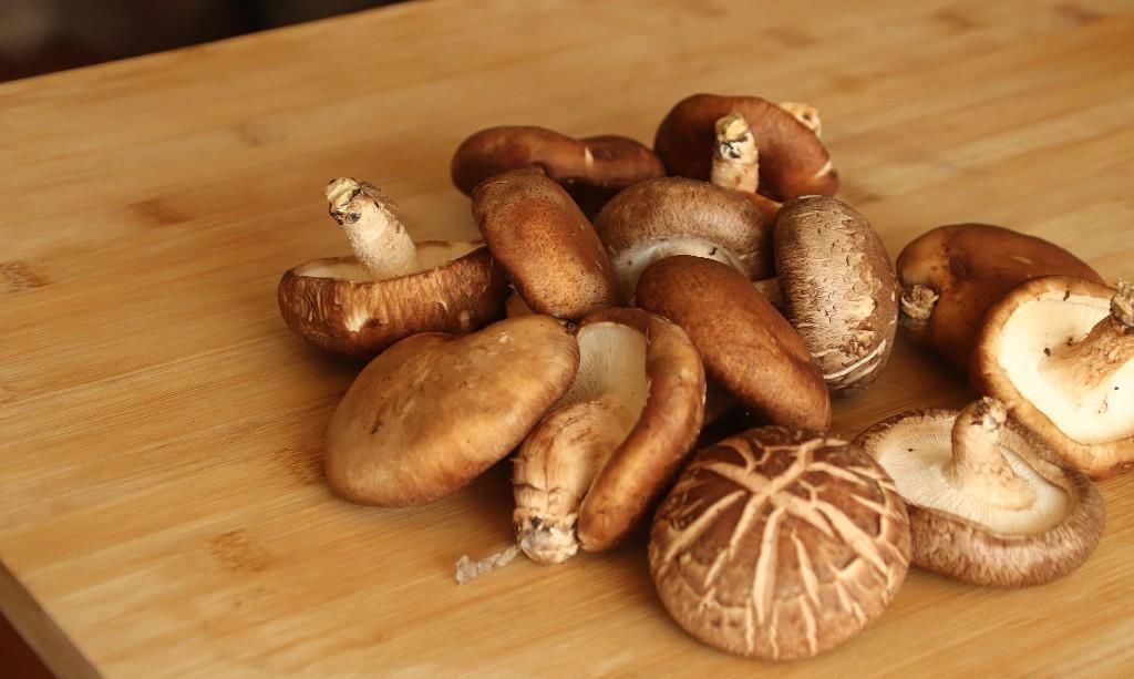 肥厚|买香菇时,挑大的还是小的好?老菜农:牢记这5点,就不会买错了