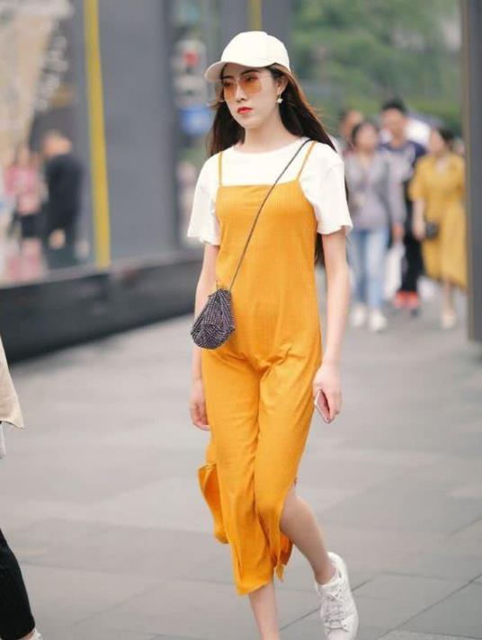 黑色|街拍:身材苗条的美女,黑色背心配短裙,尽显时尚达人风采