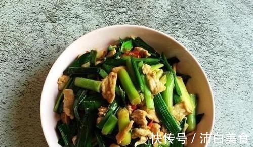 出差回家,老公亲手做晚餐,4道菜配红薯饭,网友:这老公真厉害