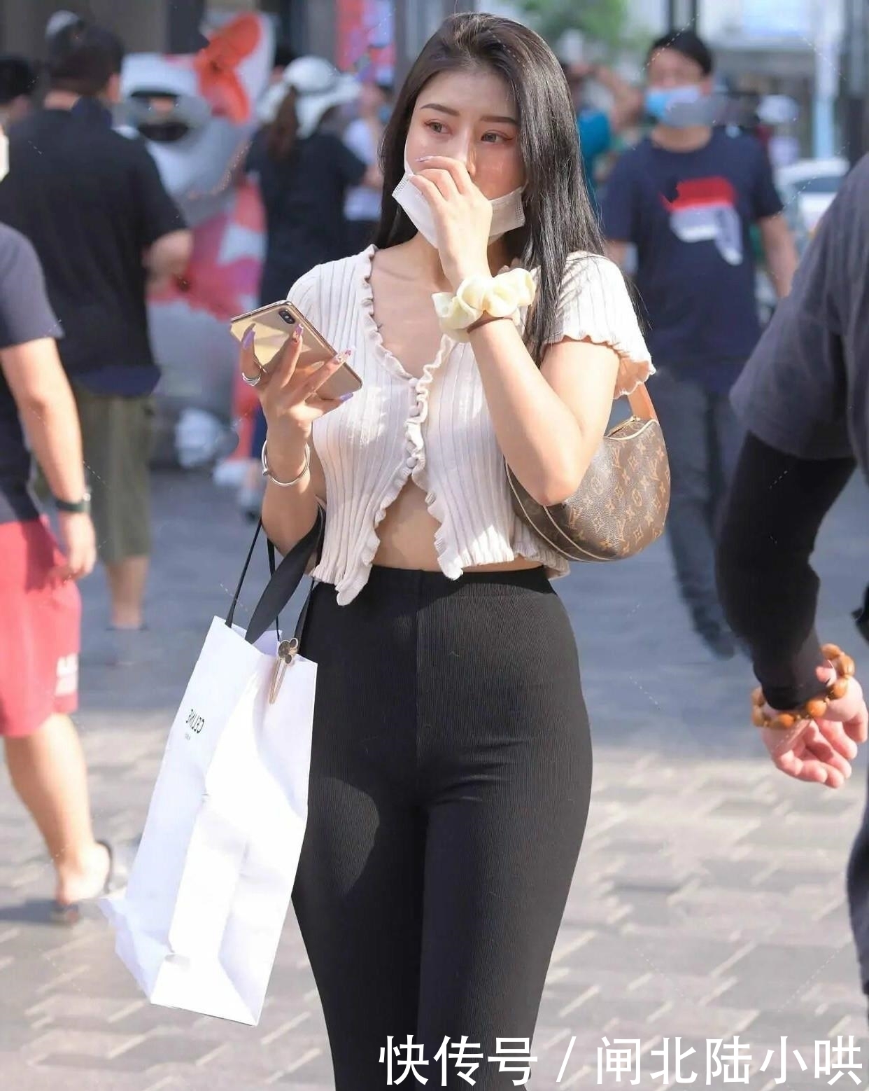 打底裤“失宠”了,如今小黑裤成了“香饽饽”,化解腿粗的烦恼