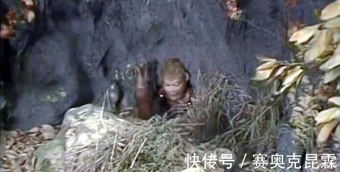 六小龄童!电视剧《西游记》中,孙悟空被压五行山,为啥不变小逃出来呢?