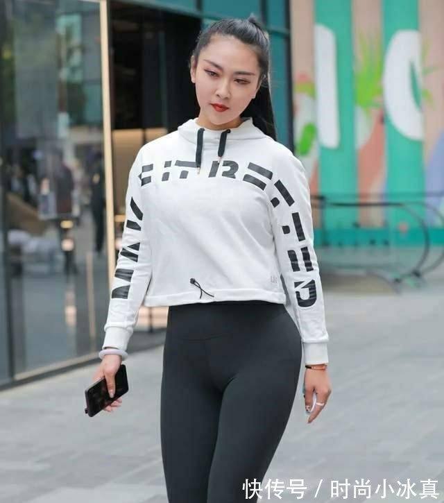 运动风格 白色连帽衫,搭配黑色瑜伽裤,尽显美女傲人身姿