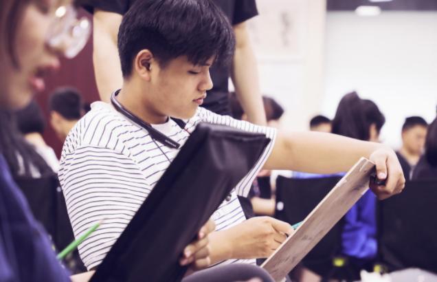 李荣浩|学渣美术生给明星偶像画像,画风清奇不忍直视,网友:黑粉实锤