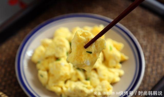 我家炒鸡蛋从不放油，加入一碗水，炒的鸡蛋鲜嫩又好吃，味道绝了