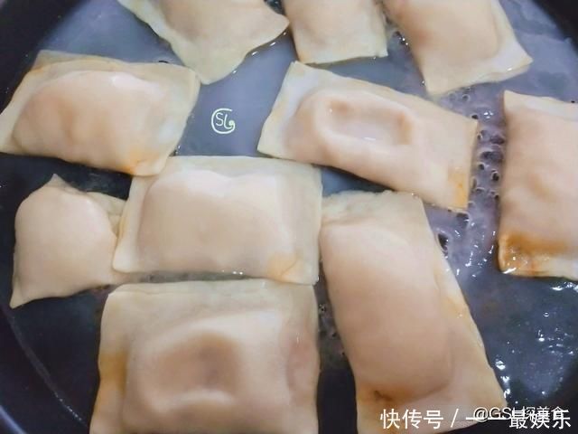 豆腐别做老一套了，试一试这样做，味道鲜美，皮薄馅大，家人爱吃