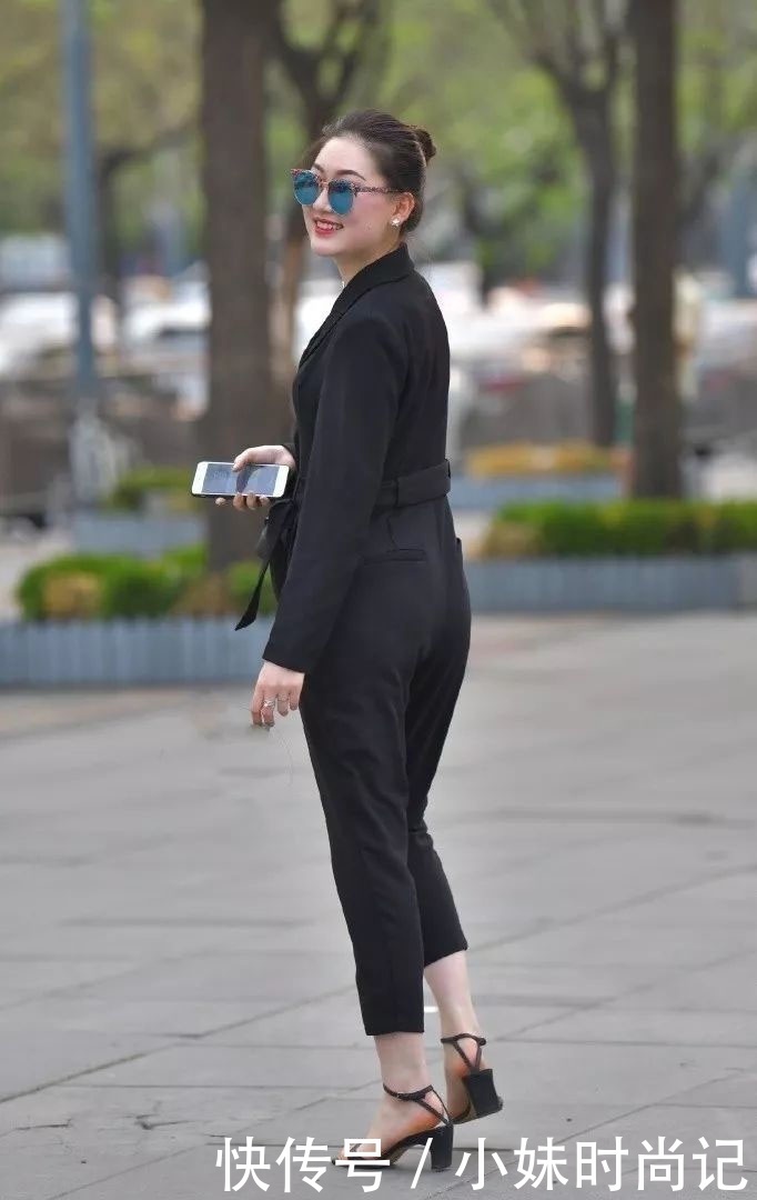 简单的西|秋日职业装穿搭,气质西装领连衣裤搭配更正式,简单大方有魅力
