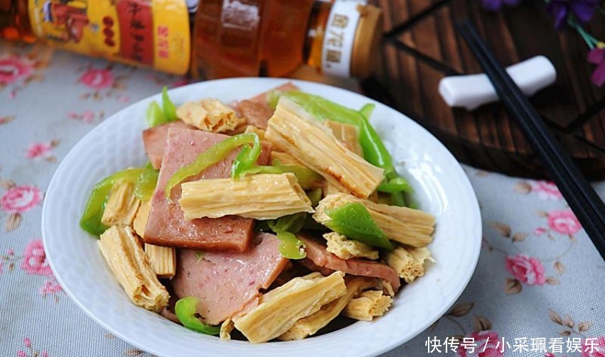 腐竹炒肉，有菜有肉，味道超级棒！