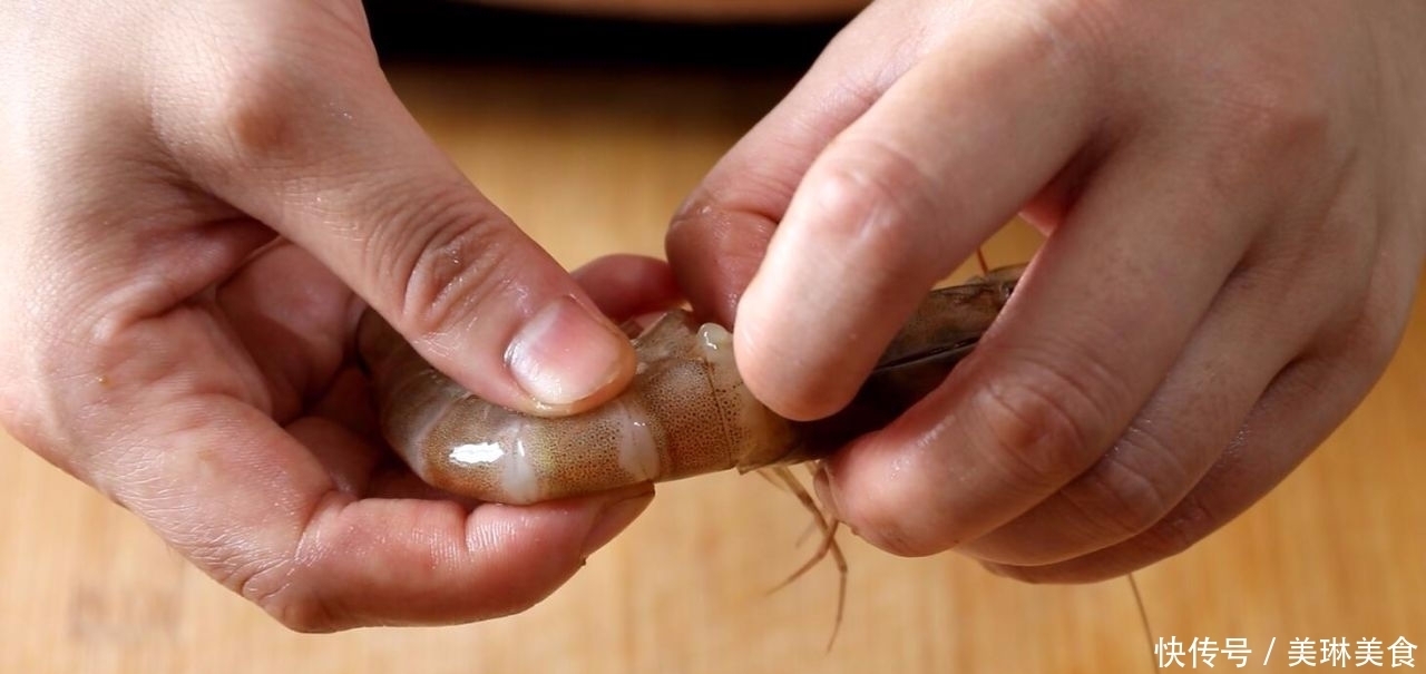 教你做抓炒大虾,虾肉一点也不老,外酥里嫩,包裹着酸甜咸的酱汁