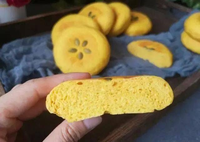 面团|自从学会它，再也不想买面包，平底锅就能做，暄软可口，越嚼越香