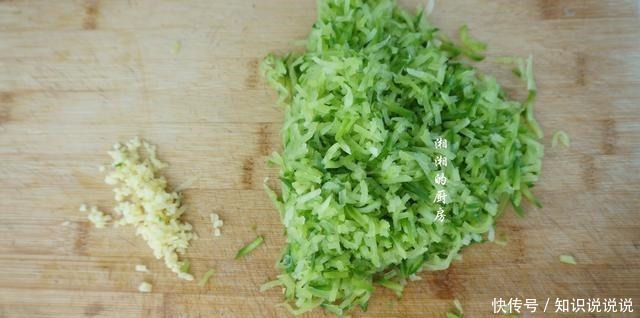 冬天多吃萝卜!试试这样做,不加一滴水,外酥内软,比肉丸子好吃