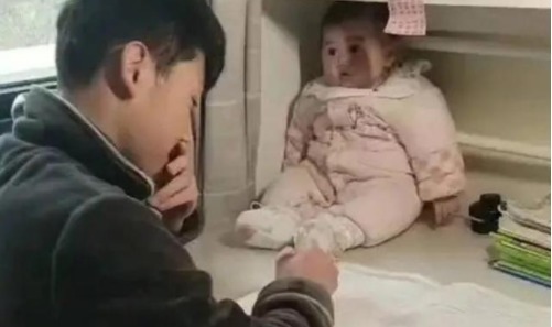 吉祥物|吉祥物妹妹火了,哥哥写作业把妹妹摆桌前,妹妹表情太有戏