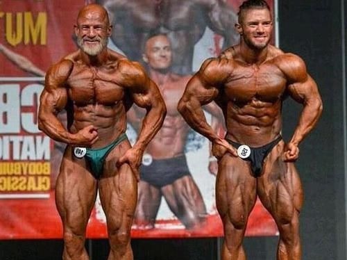 健身房|小伙子健身10多年,与56岁父亲一起站上健美舞台,实力不相上下!