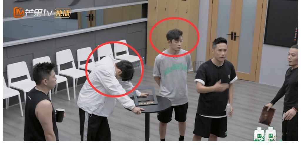 披荆斩棘|《披荆斩棘》淘汰见人品！敖犬旁观太冷漠，麦亨利偷笑被镜头捕捉