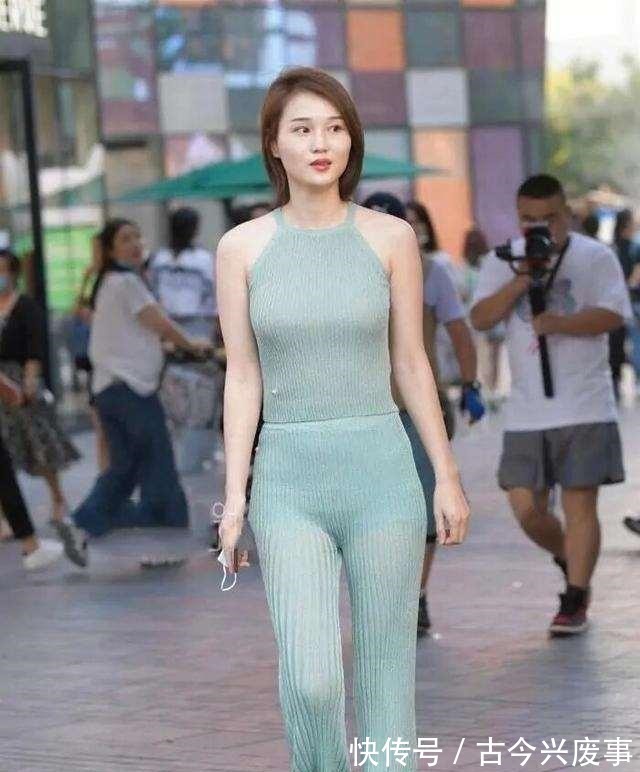 打底裤 个性独特的打底裤穿搭稳重有气质，娇容与景致相辅相成，简单时尚！