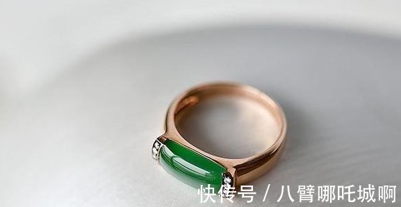 翡翠 翡翠戒指种类较多,如何挑选适合自己的戒指了解后恍然大悟!