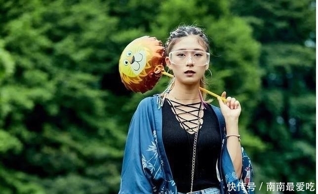 街拍：百看不厌的美女，丰盈饱满韵味十足，凸显优美身材