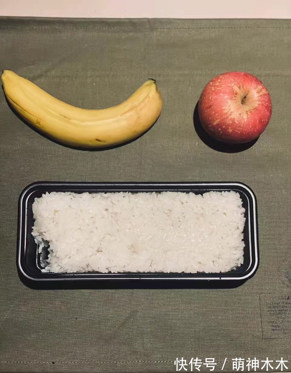 明星年夜饭来了!肖战下厨荤素搭配,关晓彤丰盛,颖儿晒春晚伙食