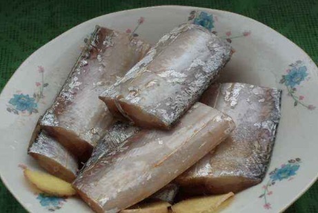 干炸带鱼时,别再裹淀粉了,学会饭店大厨的方法,外酥里嫩不粘锅