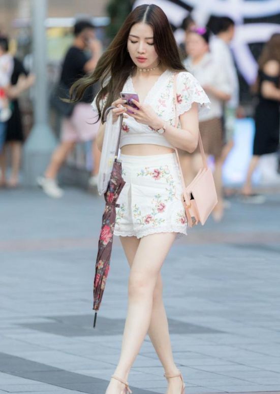 街拍小姐姐甜甜的笑容真好看,走起路来,气场十足