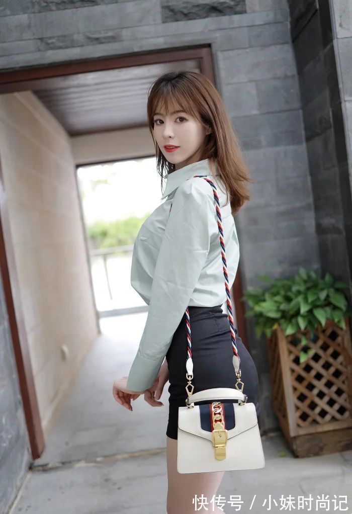 皮肤|莫奈绿色衬衫可盐可甜，衬得皮肤白皙有气质，配黑色短裙大方优雅