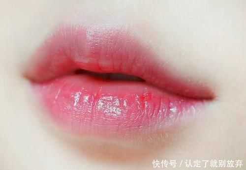 女生常对“嘴唇”做3件事，颜值会越来越高，早晚养成“果冻唇”