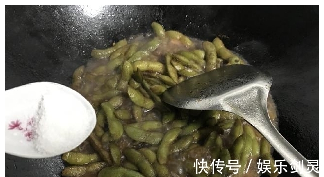 臭豆腐|这菜闻着臭，吃着香，尝一口就能让你停不下来，一斤根本不够吃