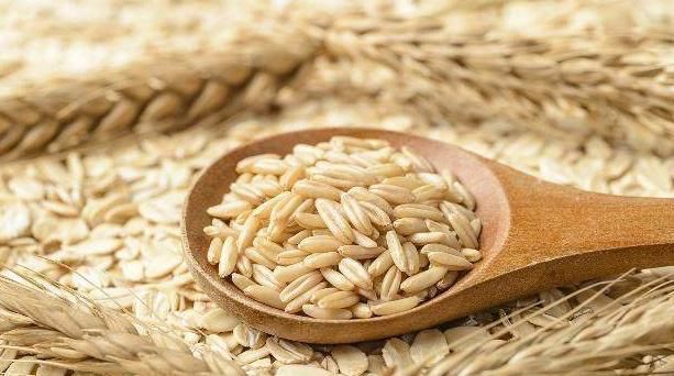 4种“碱性食物”经常吃,排出体内毒素,给血管“洗个澡”!