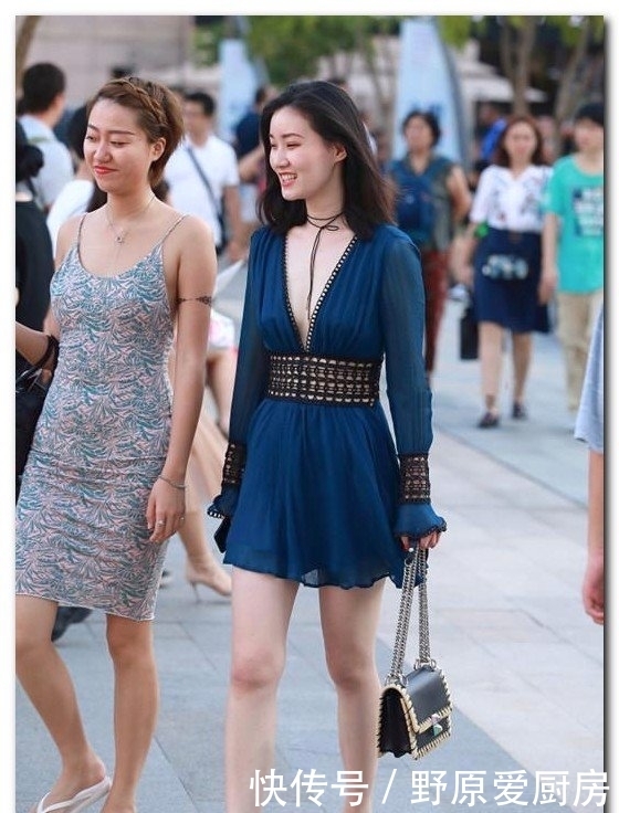 街拍：漂亮的美女，一条紧身打底裤，秀出丰满好身材