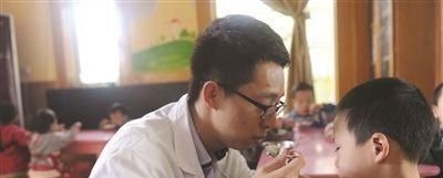 乳牙|6岁男孩长出“双排牙”,要一颗颗拔掉,妈妈自责不已,都怪我