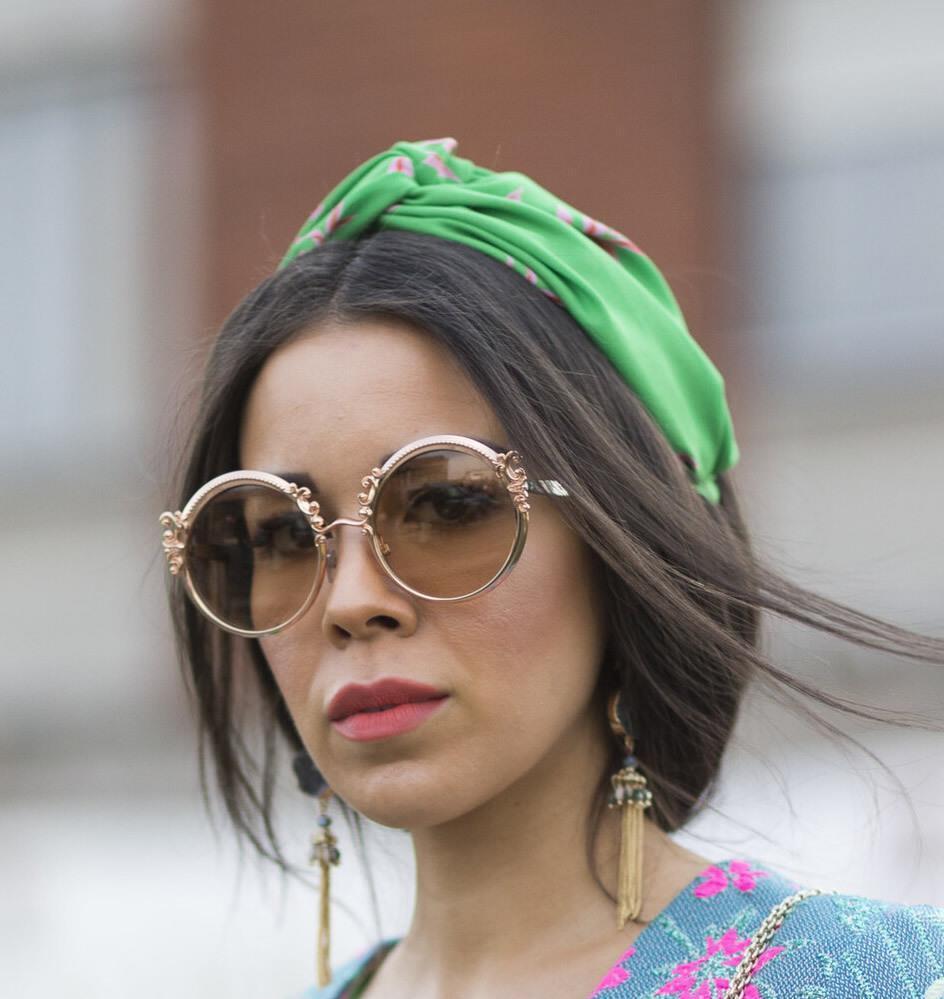 洋气|小方巾怎么系好看?当成手链优雅洋气,绑在辫子上复古又有气质