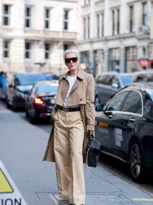 ?小黑裤不受宠了！今年最流行的裤子是“卡其裤”，谁穿谁好看！