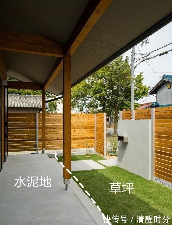 青石板|院子通铺水泥地过时了,甲板+草坪+沙地混铺,简单几种材料就很美