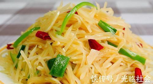 炒土豆丝,啥时候放醋是关键!顺序对了,就算随便炒炒都爽脆好吃