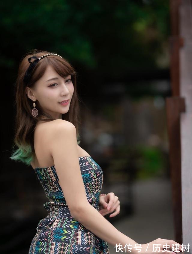 高跟 时尚又具有复古美的抹胸连衣裙，搭配一双细跟高跟鞋，吸睛时尚！