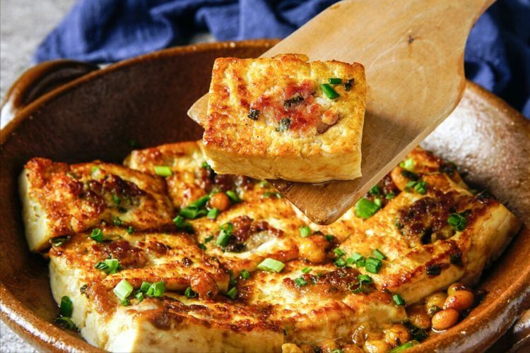 豆腐最怕直接下锅煎，下锅前多做这2步，豆腐不散不碎不粘锅