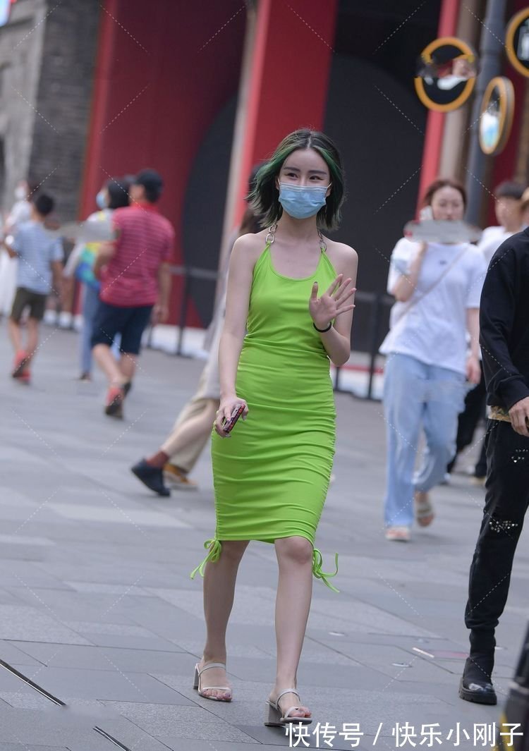 长裙 嫩绿色抽绳皱褶长裙,时尚明艳,个性十足的小女生穿搭