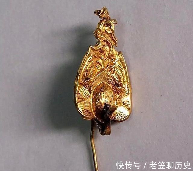 发现|国宝传奇青年挖到土坑,发现大量黄金,被砸碎的罐子,价值连城