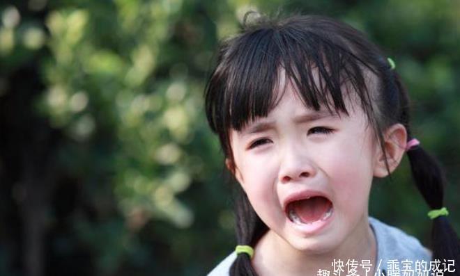 门卫|三胞胎女儿集体“抗议”，只因爸爸接孩子迟到，门卫大爷眼神亮了