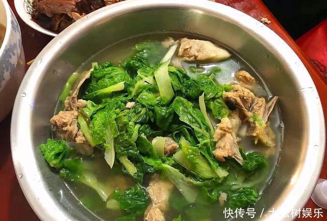 回婆家过年,弟媳妇做了一桌接地气的饭菜,网友:这才是家的味道