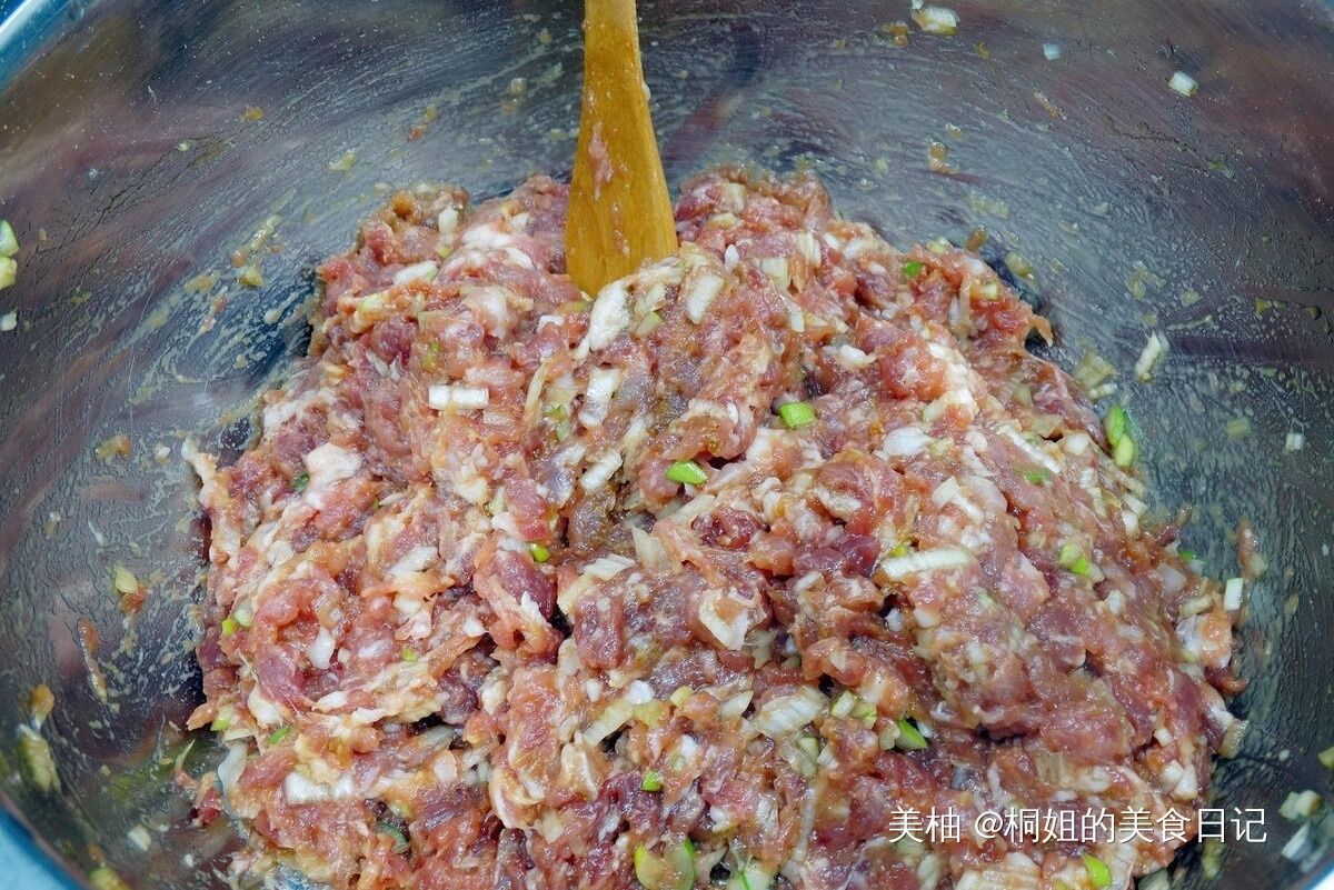 调肉馅时，先打水还是先放油？分享正确做法，肉馅鲜嫩又多汁