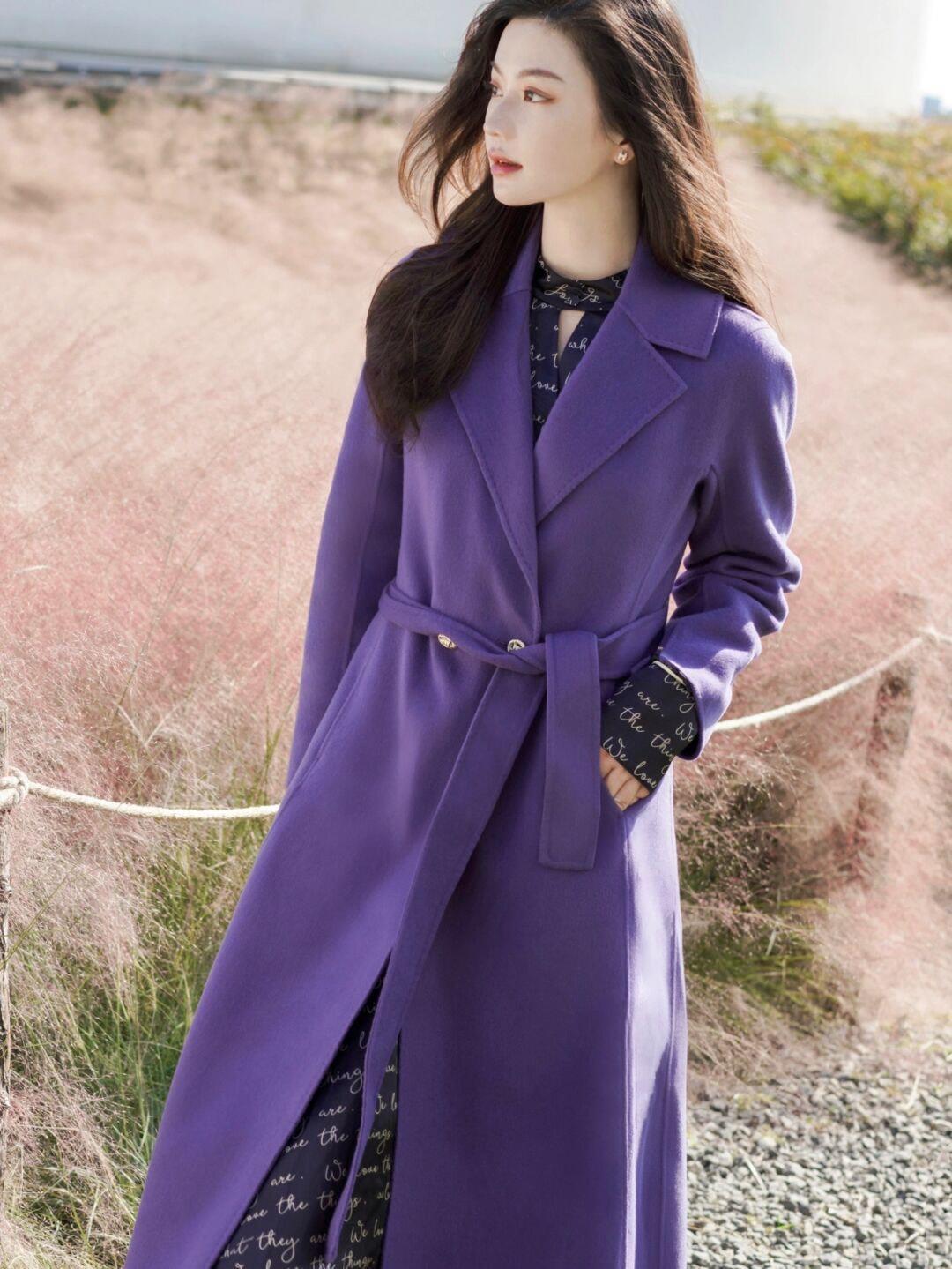 紫色大衣外套 秋冬怎样搭配出知性优雅的气质,碎花裙+紫色大衣外套,时髦又不失女人味!