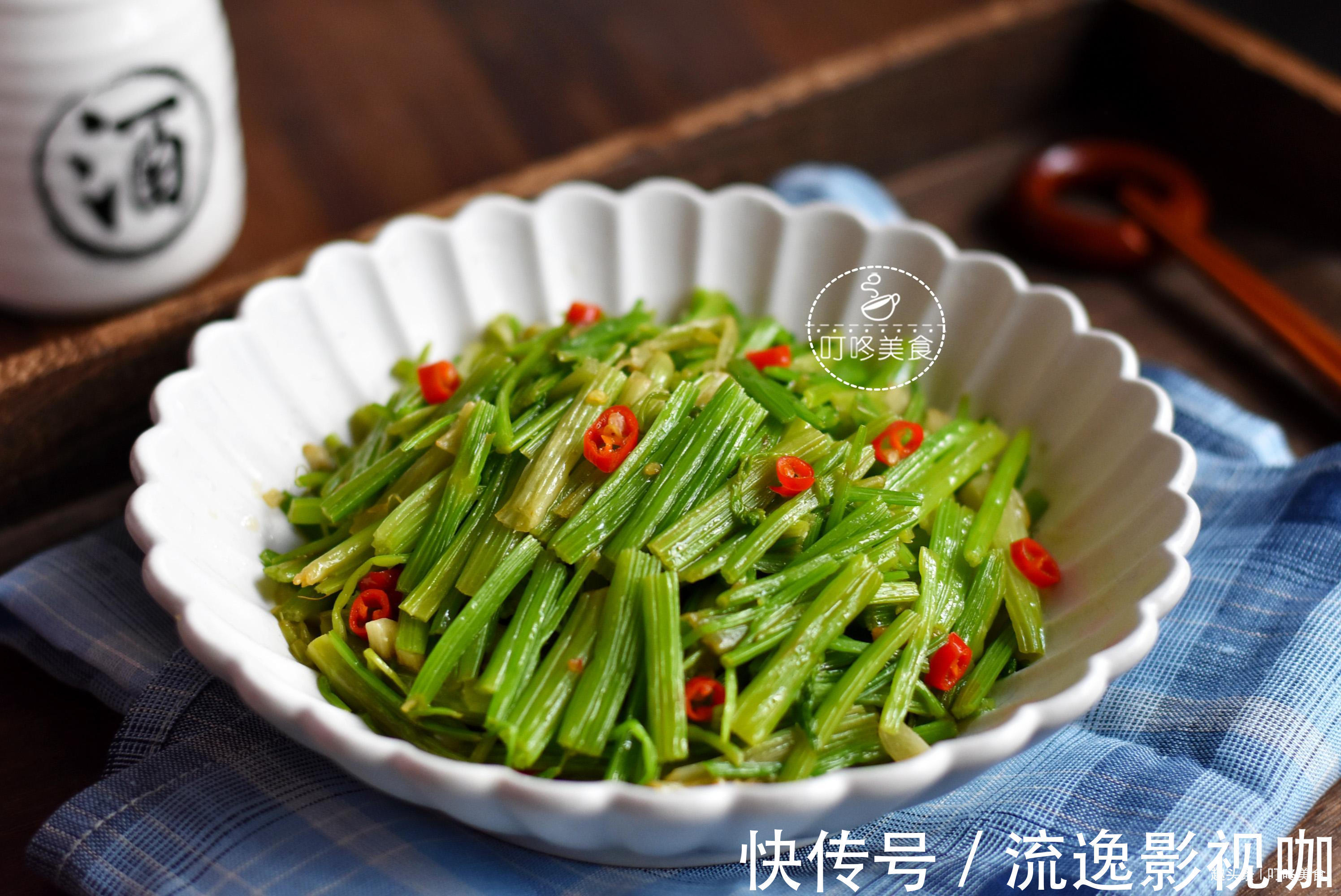 菜谱|炒芹菜时，直接下锅炒就错了！少了一步，芹菜不香还不入味